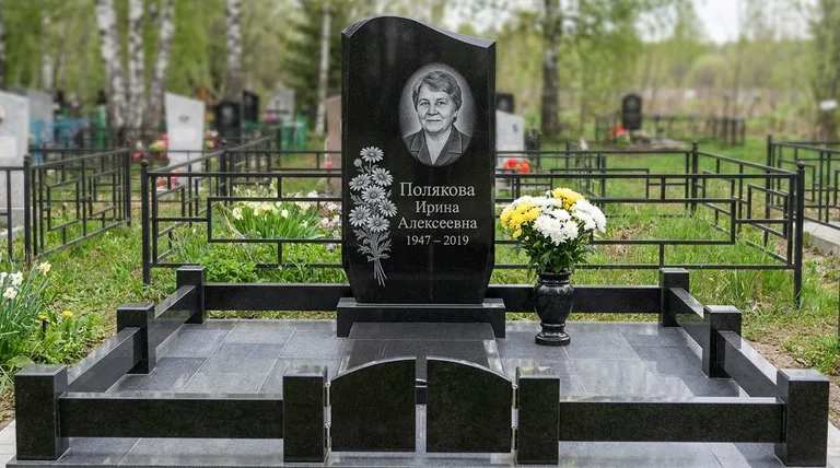 Памятник с гравировкой ромашек — выполненная работа «Полякова» в Мурманске