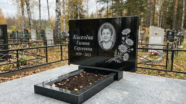 Памятник с гравировкой ромашек — выполненная работа «Киселёва» в Мурманске