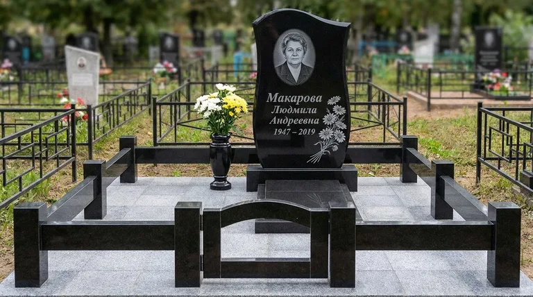 Памятник с гравировкой ромашек — выполненная работа «Макарова» в Мурманске