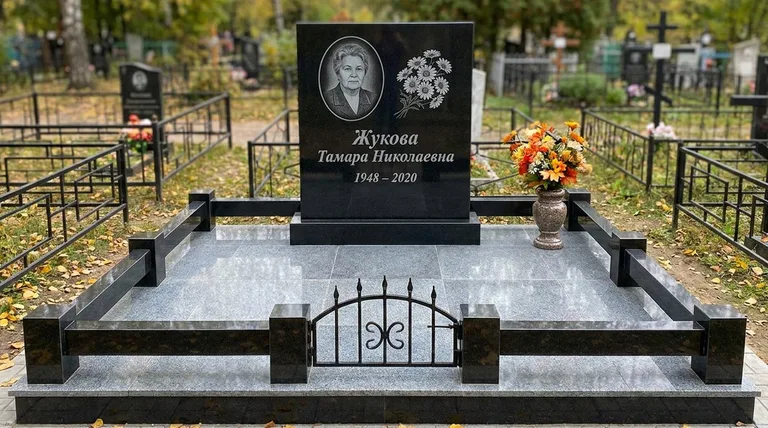 Памятник с гравировкой ромашек — выполненная работа «Жукова» в Мурманске