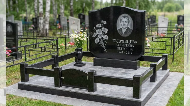 Памятник с гравировкой ромашек — выполненная работа «Кудрявцева» в Мурманске
