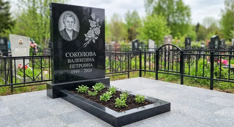 Памятник с гравировкой роз — выполненная работа «Соколова» в Мурманске
