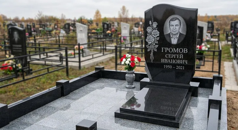 Памятник с гравировкой роз — выполненная работа «Громов» в Мурманске