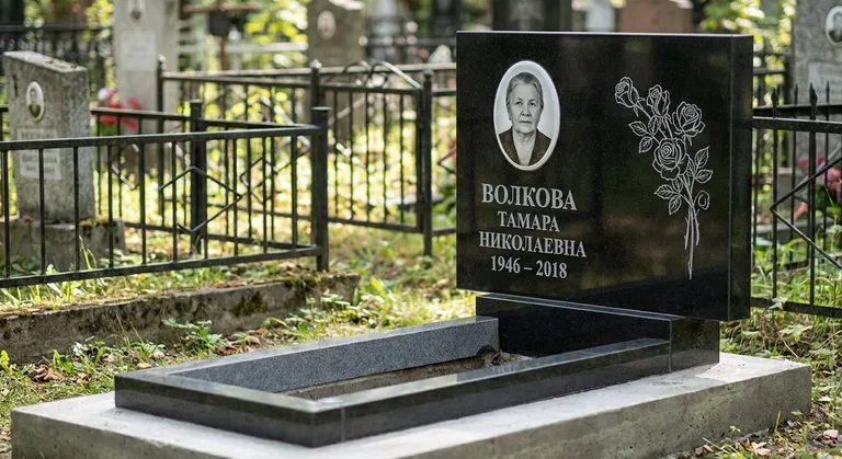Памятник с гравировкой роз — выполненная работа «Волкова» в Мурманске