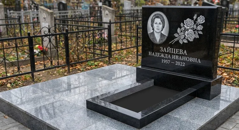 Памятник с гравировкой роз — выполненная работа «Зайцева» в Мурманске