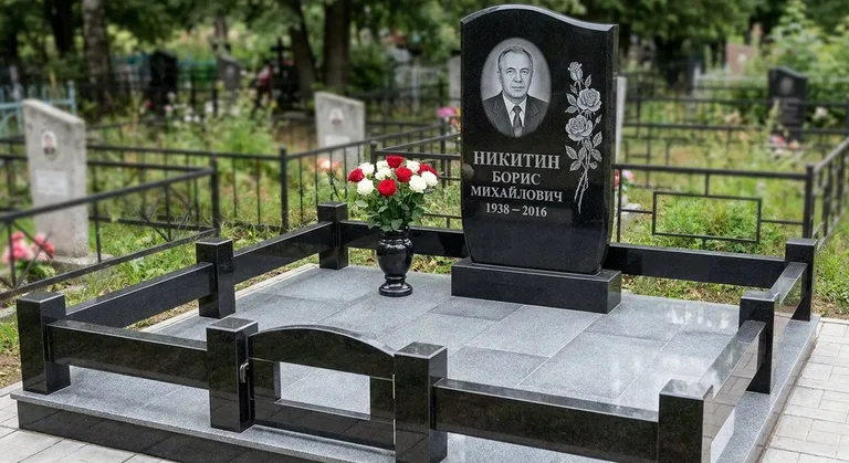 Памятник с гравировкой роз — выполненная работа «Никитин» в Мурманске