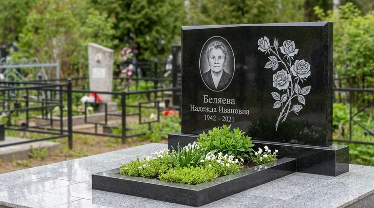 Памятник с гравировкой роз — выполненная работа «Беляева» в Мурманске
