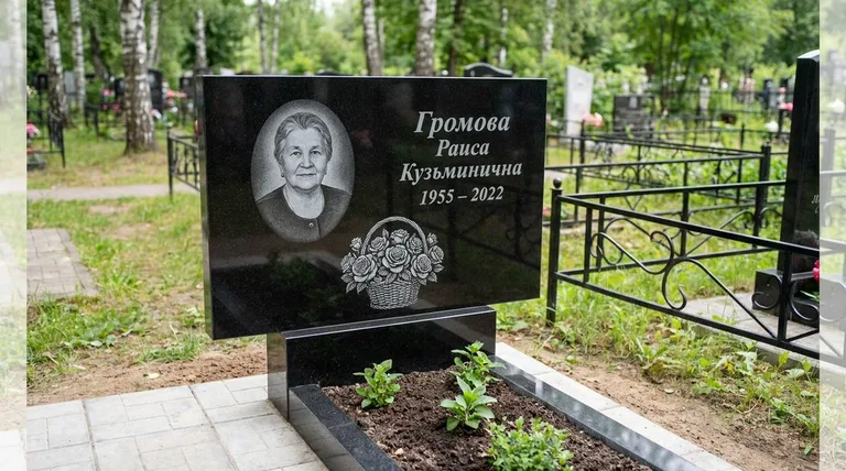 Памятник с гравировкой роз — выполненная работа «Громова» в Мурманске