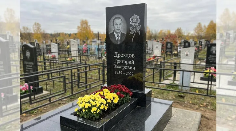 Памятник с гравировкой роз — выполненная работа «Дроздов» в Мурманске