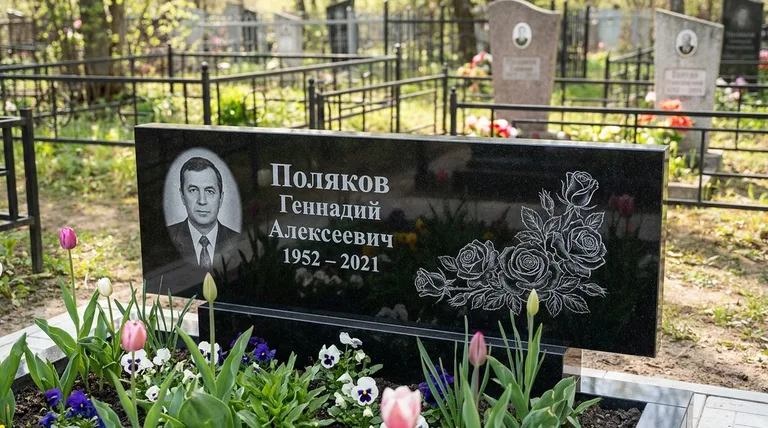 Памятник с гравировкой роз — выполненная работа «Поляков» в Мурманске