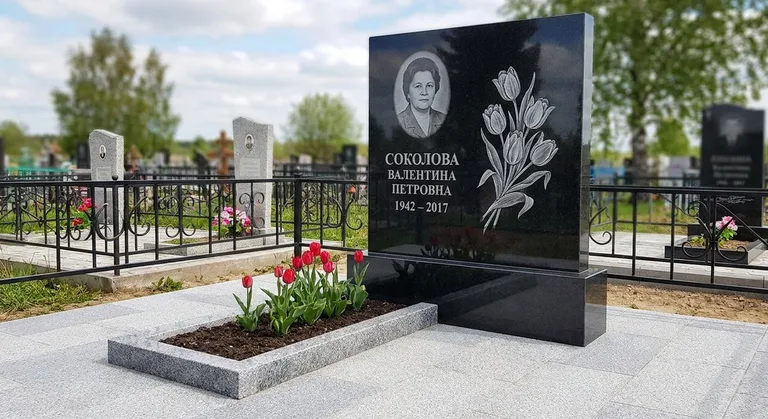 Памятник с гравировкой тюльпанов — выполненная работа «Соколова» в Мурманске