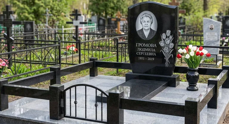 Памятник с гравировкой тюльпанов — выполненная работа «Громова» в Мурманске