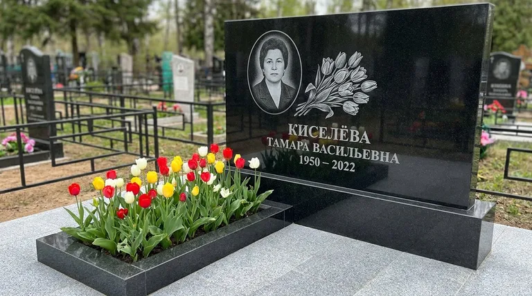 Памятник с гравировкой тюльпанов — выполненная работа «Киселёва» в Мурманске