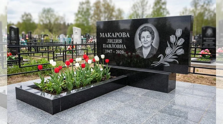 Памятник с гравировкой тюльпанов — выполненная работа «Макарова» в Мурманске