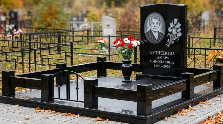 Памятник с гравировкой тюльпанов — выполненная работа «Кузнецова» в Мурманске