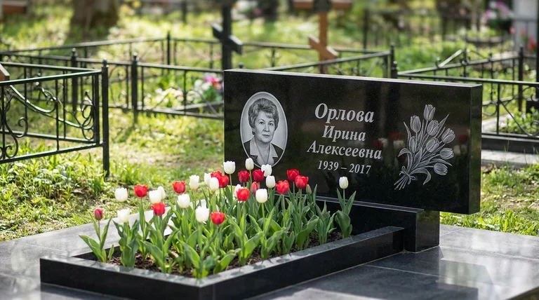 Памятник с гравировкой тюльпанов — выполненная работа «Орлова» в Мурманске