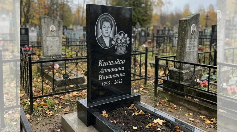 Памятник с гравировкой тюльпанов — выполненная работа «Киселёва» в Мурманске