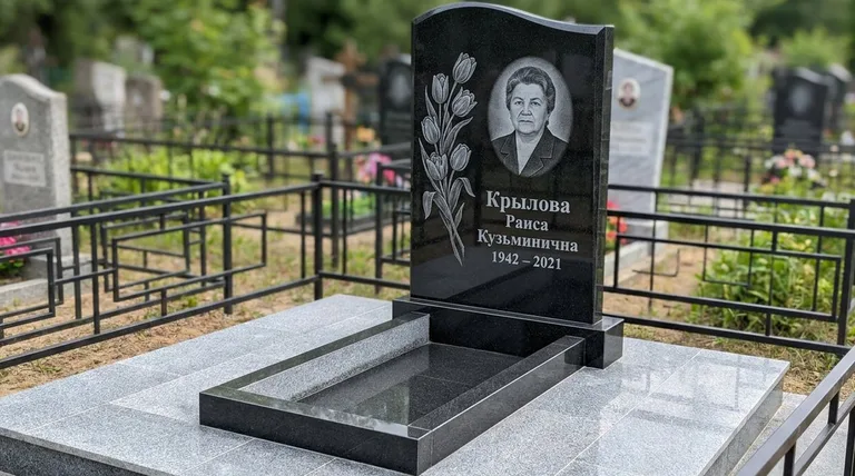 Памятник с гравировкой тюльпанов — выполненная работа «Крылова» в Мурманске