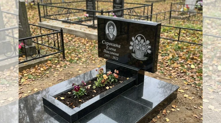 Памятник с гравировкой тюльпанов — выполненная работа «Сорокина» в Мурманске