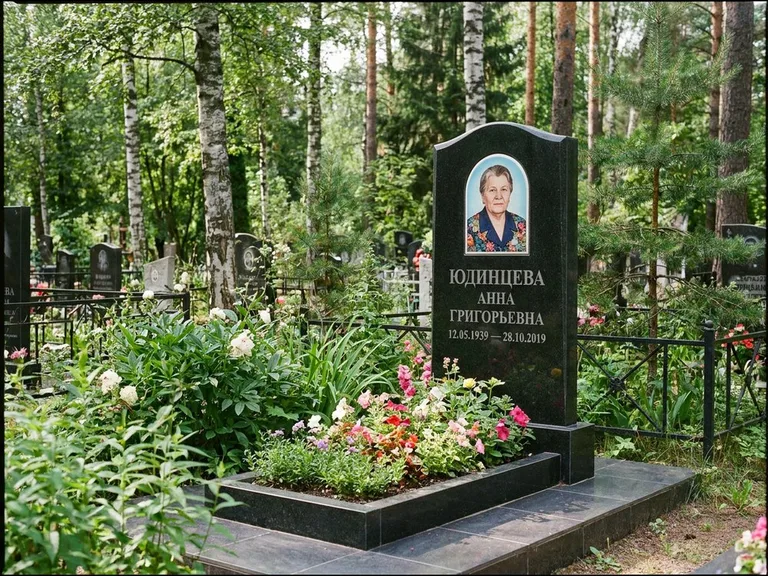 Овальный портрет на памятнике весной в Мурманске