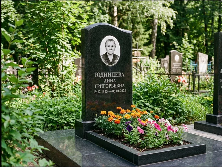 Овальный портрет на сером граните — работа «Юдинцева» в Мурманске