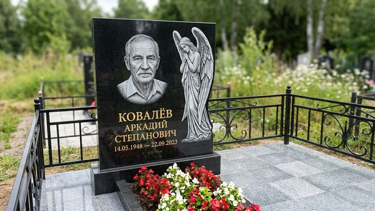 Гравировка ангела на памятник в Мурманске — памятник из чёрного гранита с гравировкой