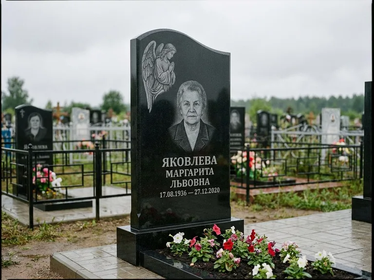Памятник с гравировкой ангела — гравировка молящегося ангела в верхней части стелы, работа «Яковлева» в Мурманске