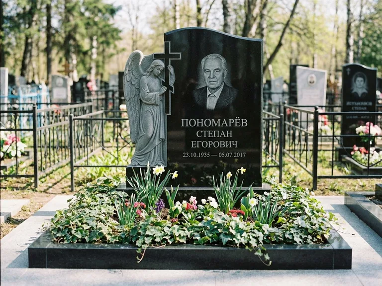 Памятник с гравировкой ангела — гравировка ангела с крестом рядом с эпитафией, работа «Пономарёв» в Мурманске