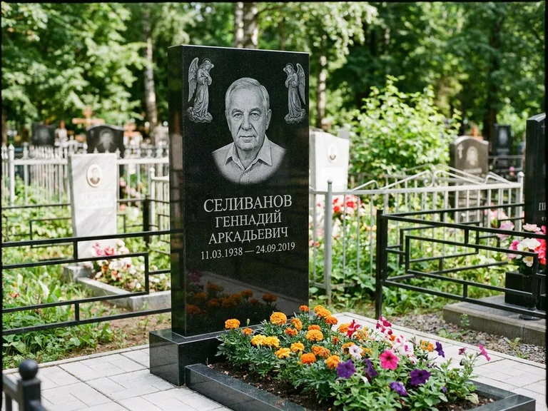 Памятник с гравировкой ангела — гравировка двух ангелов по сторонам портрета, работа «Селиванов» в Мурманске