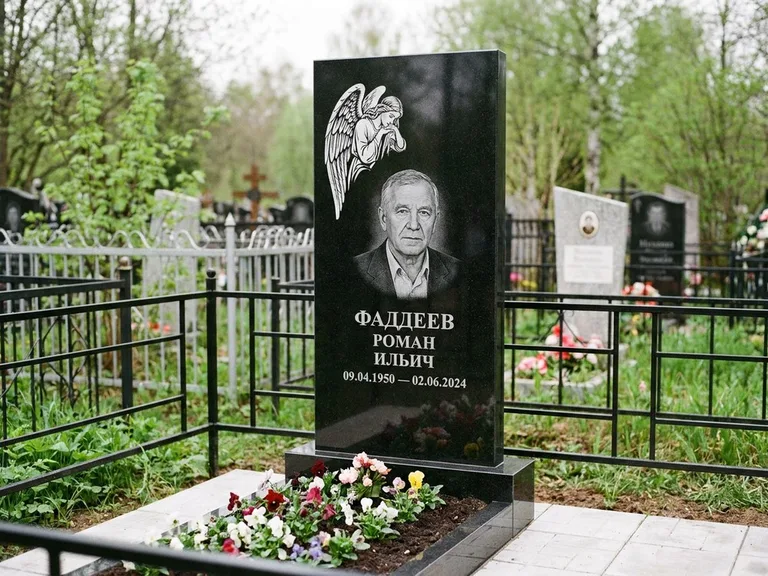 Памятник с гравировкой ангела — белая гравировка скорбящего ангела над портретом, работа «Фаддеев» в Мурманске