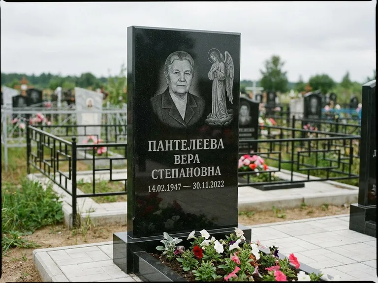 Памятник с гравировкой ангела — гравировка ангела-хранителя сбоку от портрета, работа «Пантелеева» в Мурманске