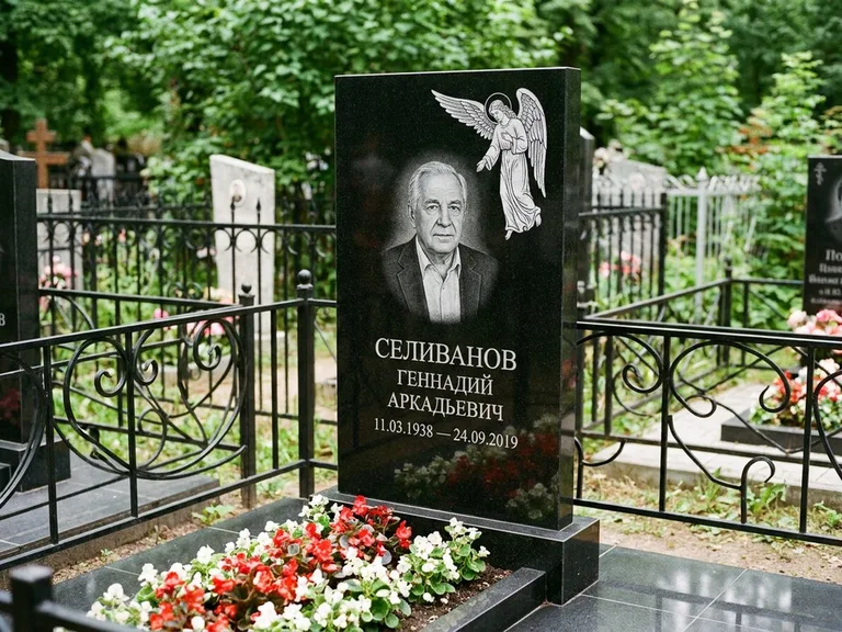 Памятник с гравировкой ангела — белая гравировка скорбящего ангела над портретом, работа «Селиванов» в Мурманске