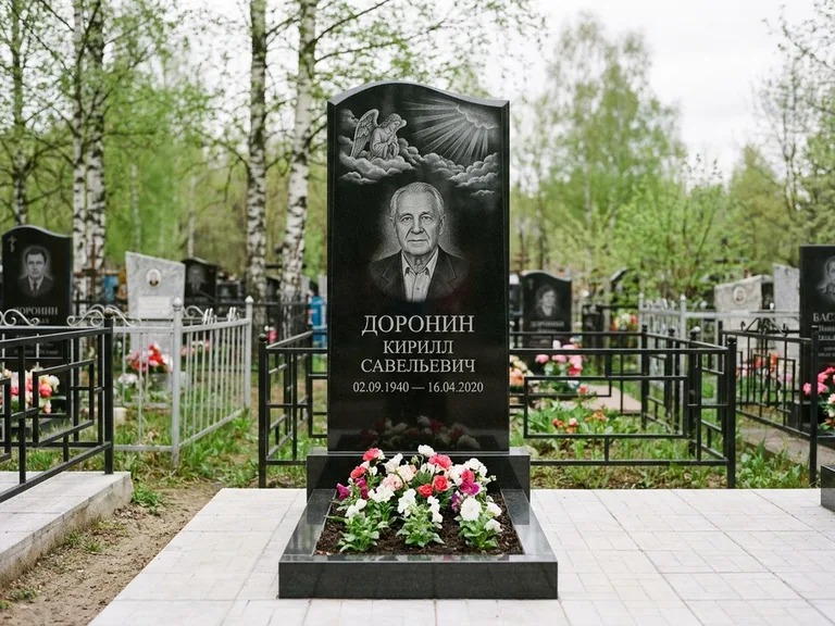 Памятник с гравировкой ангела — гравировка ангела в облаках с лучами над портретом, работа «Доронин» в Мурманске