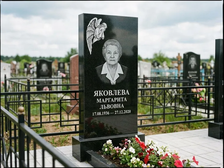 Памятник с гравировкой ангела — белая гравировка скорбящего ангела над портретом, работа «Яковлева» в Мурманске