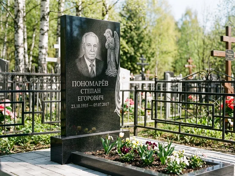 Памятник с гравировкой ангела — гравировка ангела-хранителя сбоку от портрета, работа «Пономарёв» в Мурманске