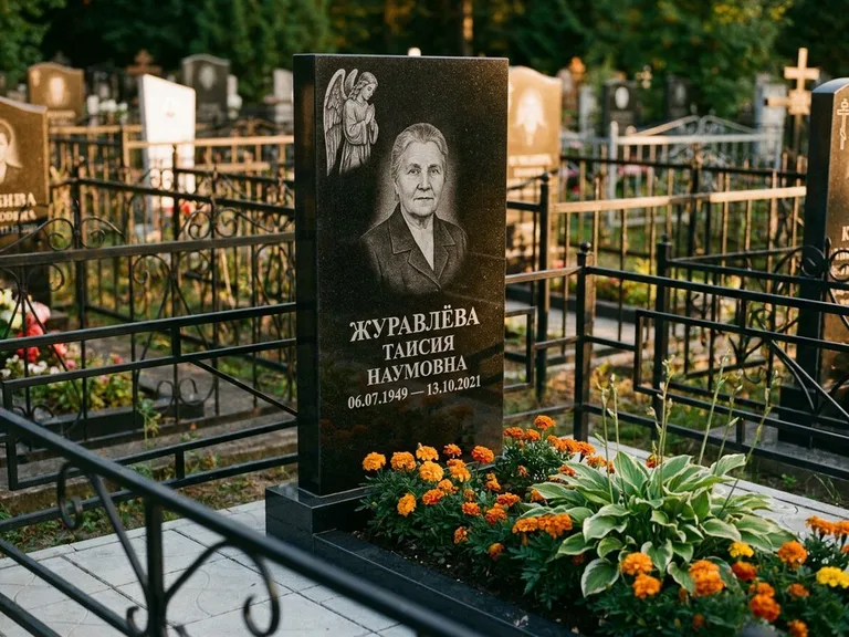 Памятник с гравировкой ангела — гравировка молящегося ангела в верхней части стелы, работа «Журавлёва» в Мурманске