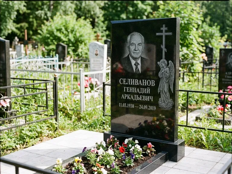 Памятник с гравировкой ангела — гравировка ангела с крестом рядом с эпитафией, работа «Селиванов» в Мурманске
