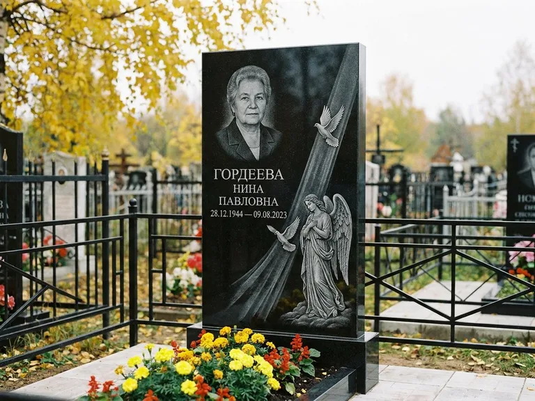 Памятник с гравировкой ангела — гравировка ангела с голубем по диагонали стелы, работа «Гордеева» в Мурманске