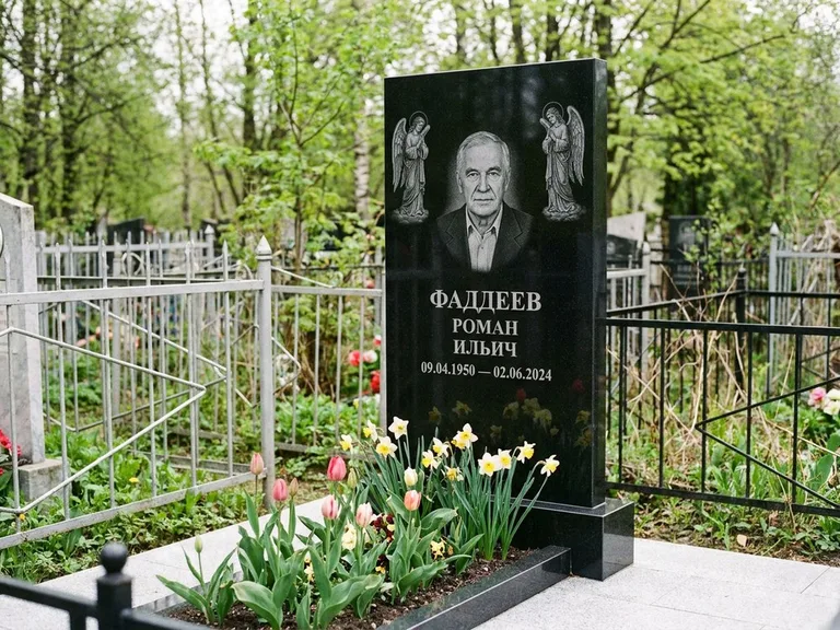 Памятник с гравировкой ангела — гравировка двух ангелов по сторонам портрета, работа «Фаддеев» в Мурманске