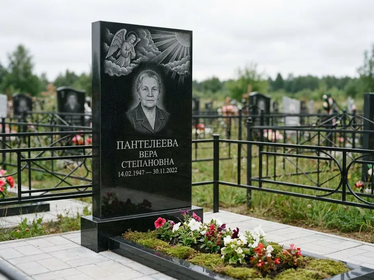 Памятник с гравировкой ангела — гравировка ангела в облаках с лучами над портретом, работа «Пантелеева» в Мурманске