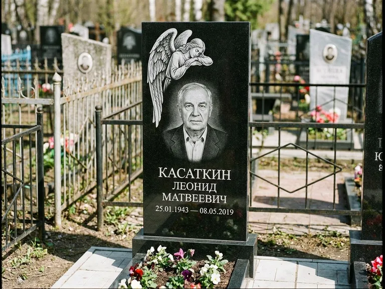 Памятник с гравировкой ангела — белая гравировка скорбящего ангела над портретом, работа «Касаткин» в Мурманске