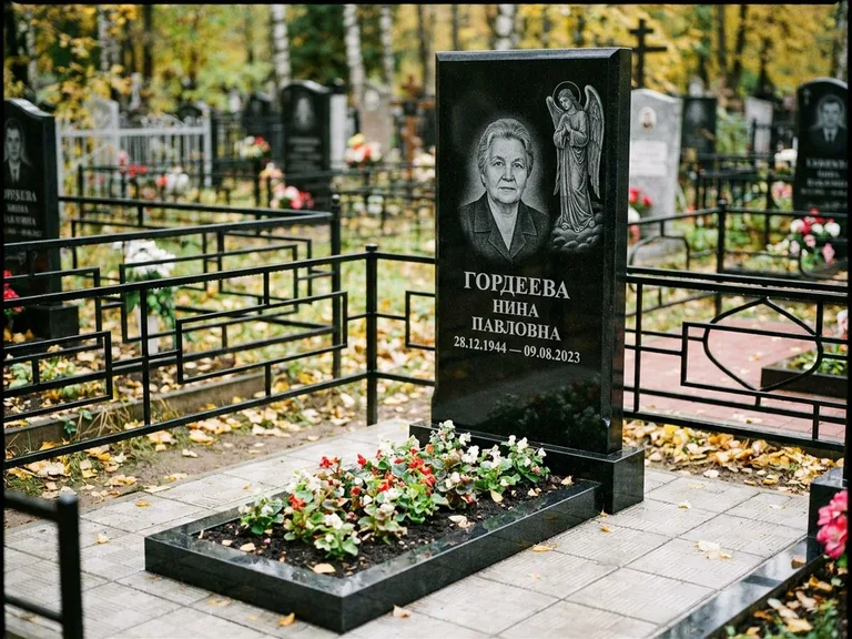 Памятник с гравировкой ангела — гравировка ангела-хранителя сбоку от портрета, работа «Гордеева» в Мурманске