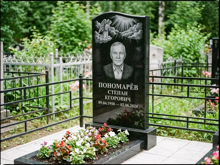 Памятник с гравировкой ангела — гравировка ангела-хранителя сбоку от портрета, работа «Лобанова» в Мурманске