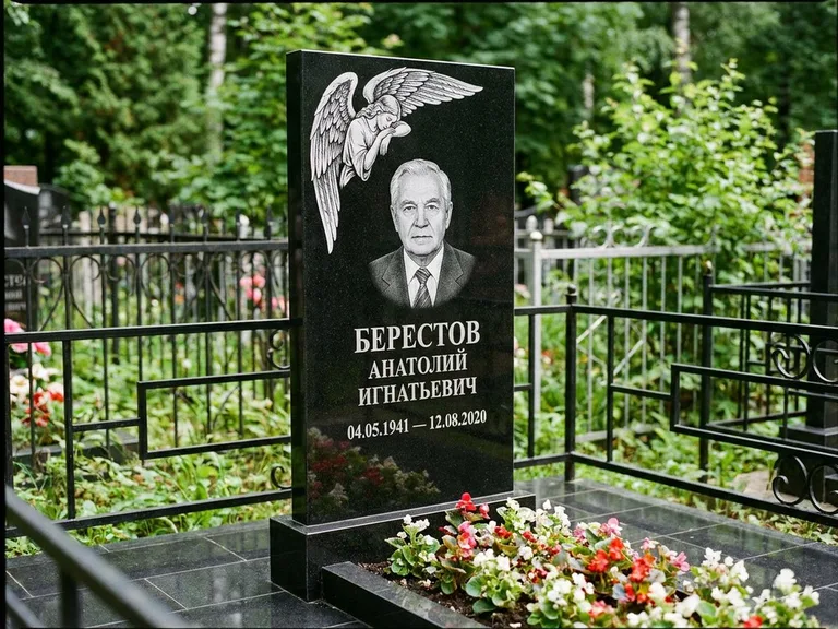 Памятник с гравировкой ангела — гравировка молящегося ангела в верхней части стелы, работа «Свиридов» в Мурманске