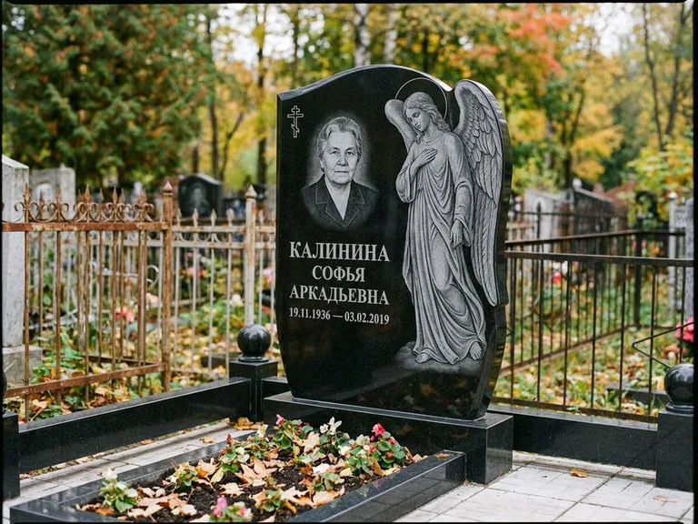 Памятник с гравировкой ангела — гравировка ангела с крестом рядом с эпитафией, работа «Игнатова» в Мурманске