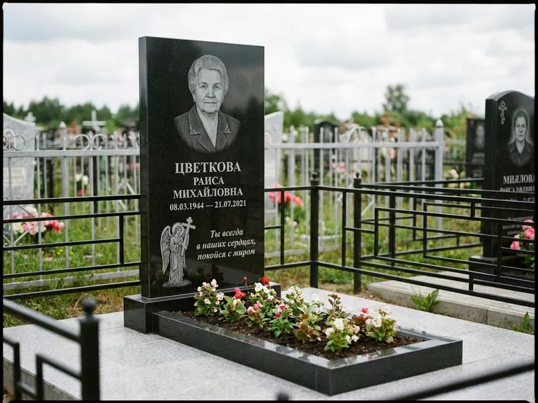 Памятник с гравировкой ангела — гравировка двух ангелов по сторонам портрета, работа «Яковлева» в Мурманске