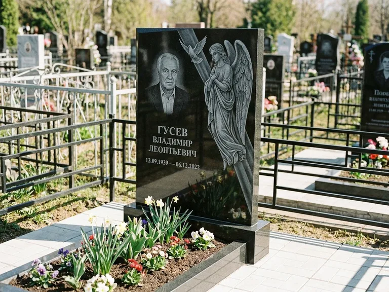 Памятник с гравировкой ангела — гравировка ангела в облаках с лучами над портретом, работа «Пономарёв» в Мурманске