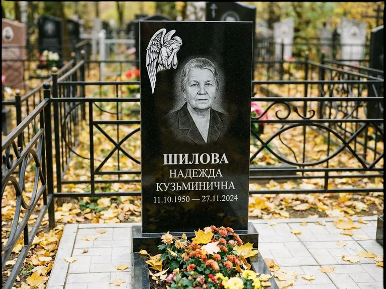 Памятник с гравировкой ангела — гравировка молящегося ангела в верхней части стелы, работа «Гордеева» в Мурманске