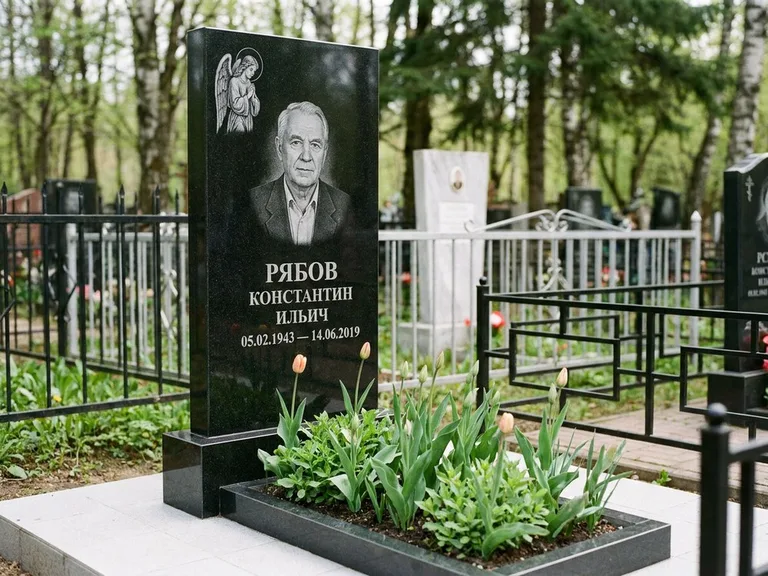 Памятник с гравировкой ангела — гравировка ангела с крестом рядом с эпитафией, работа «Фаддеев» в Мурманске