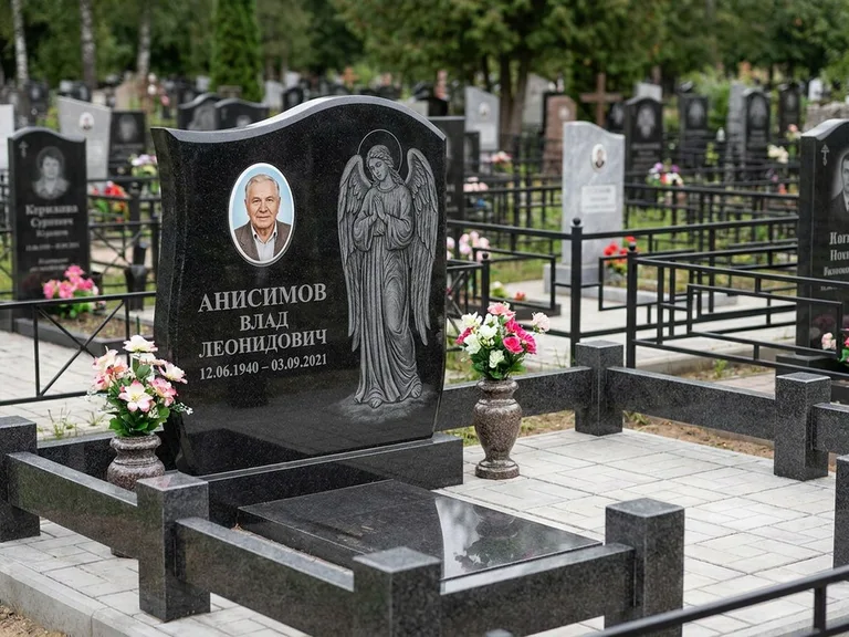 Памятник с гравировкой ангела — белая гравировка скорбящего ангела над портретом, работа «Свиридов» в Мурманске